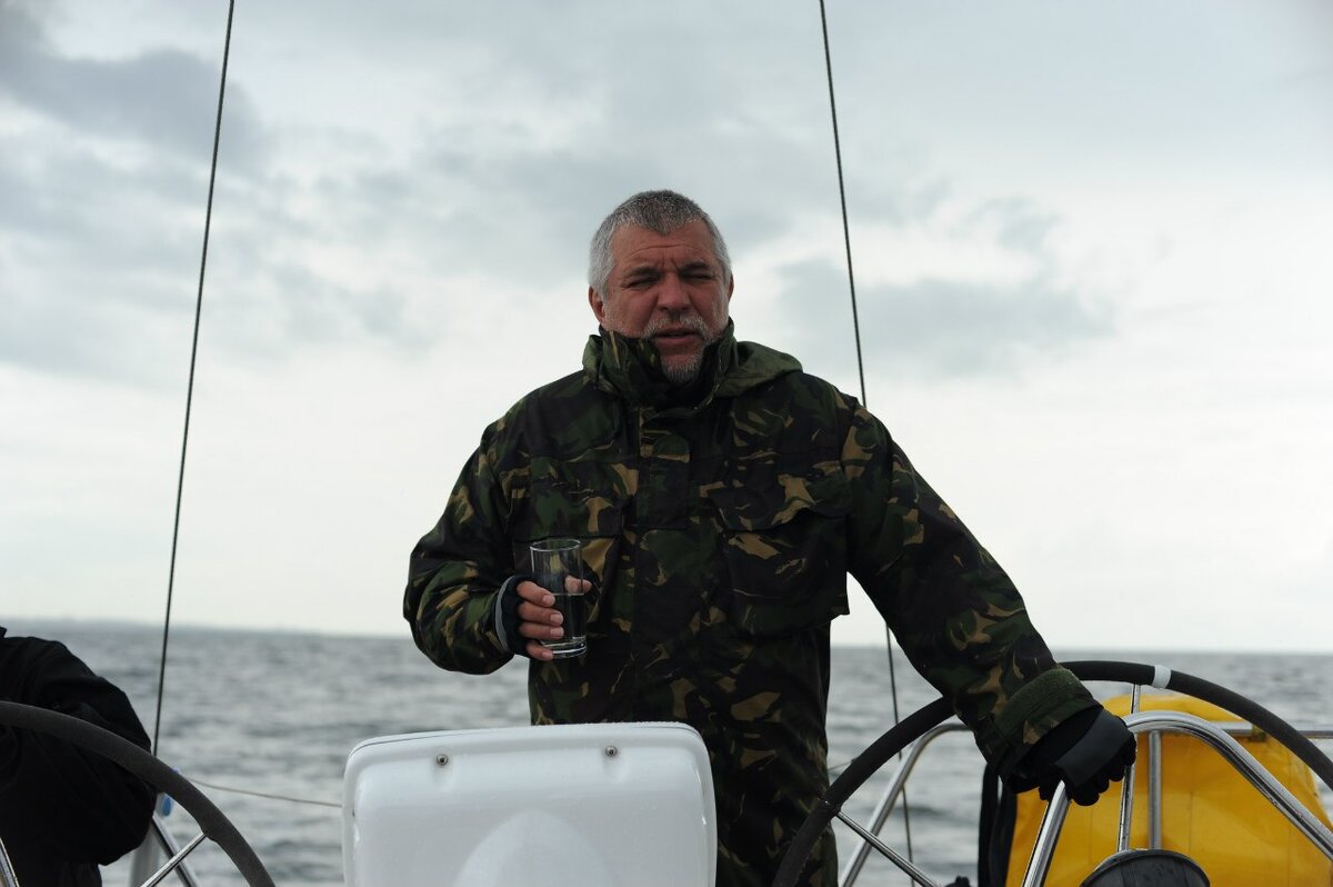 Опять Мельников, но уже в море. Где-то между Францией и Британией.
