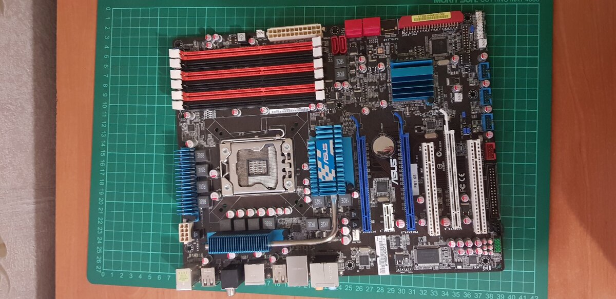 Материнская карта ASUS P6T SE