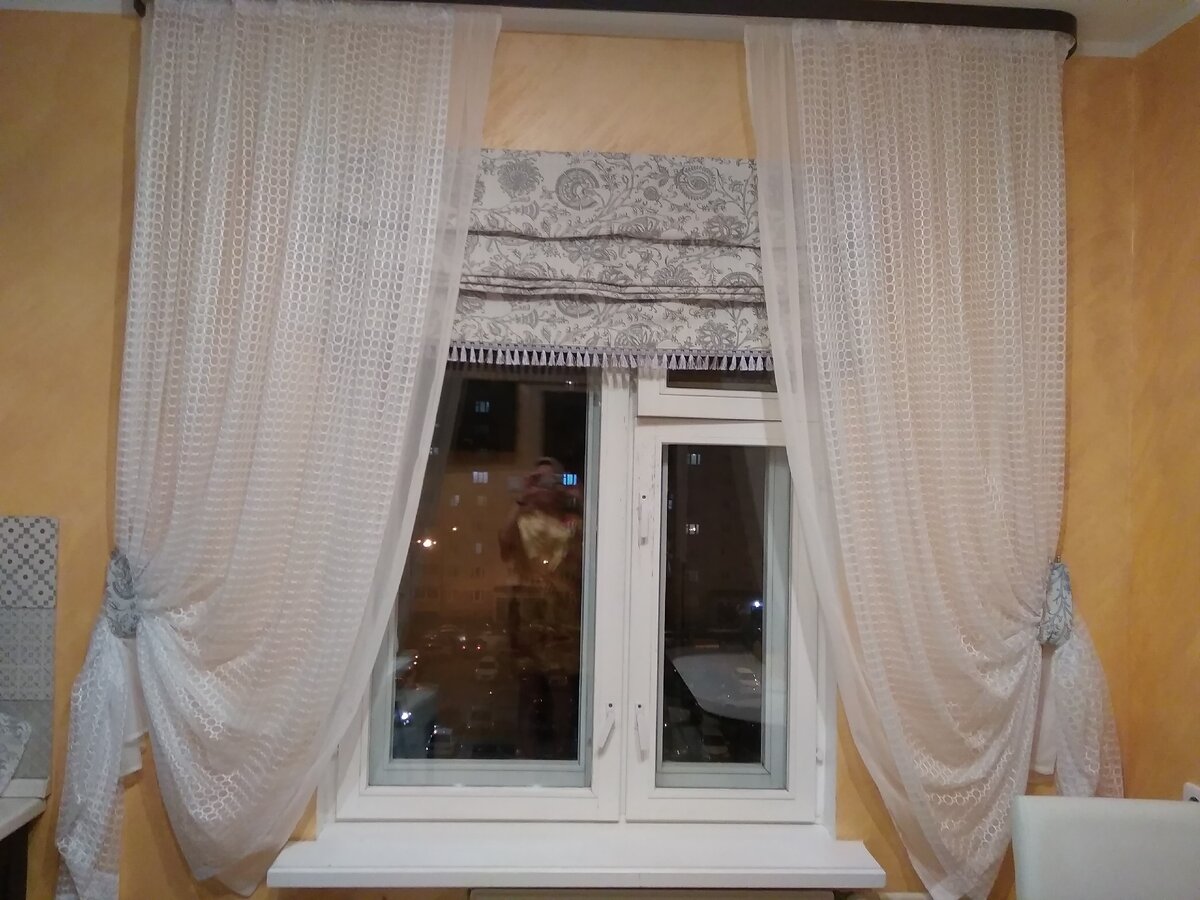 Белый тюль создает белый фон для сетки