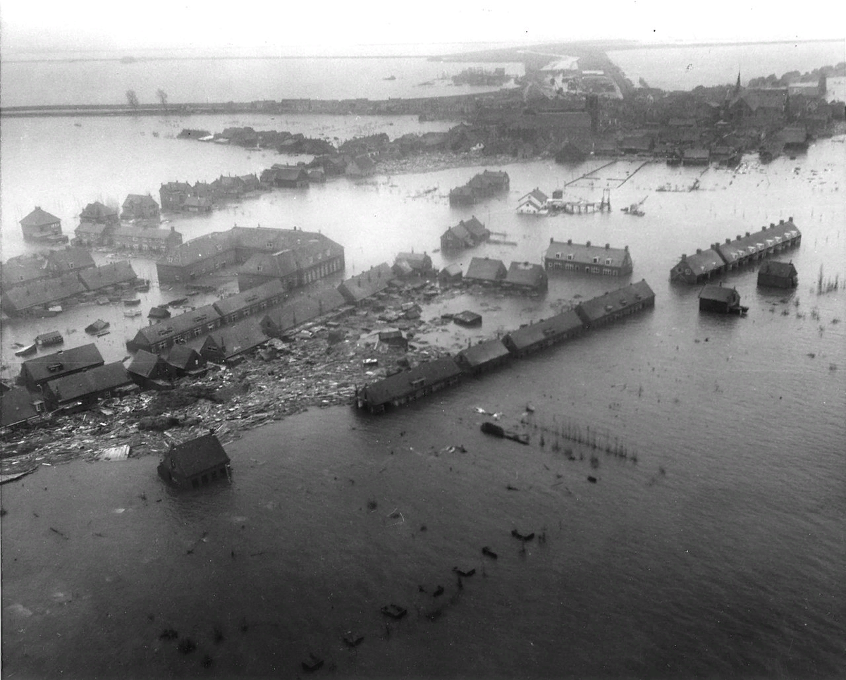 История фото 1953 года: босой мужчина несет велосипед по искореженным рельсам