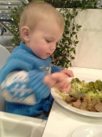 Примерно 1,5 года, дочка уже кушала абсолютно самостоятельно еду с общего стола (без блендерирования еды)