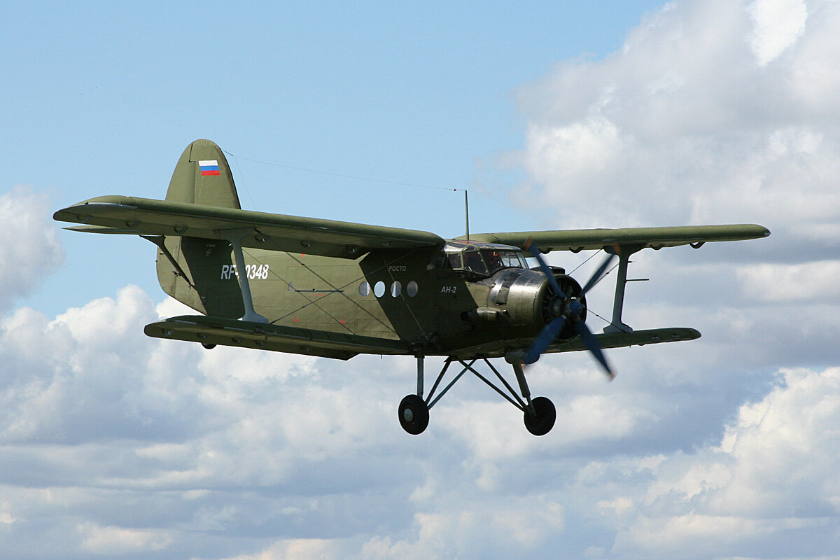 Ан 2 8. Самолёт АН-2. Военный самолет ан2. Десантный самолет АН 2. АН 2 бомбардировщик.