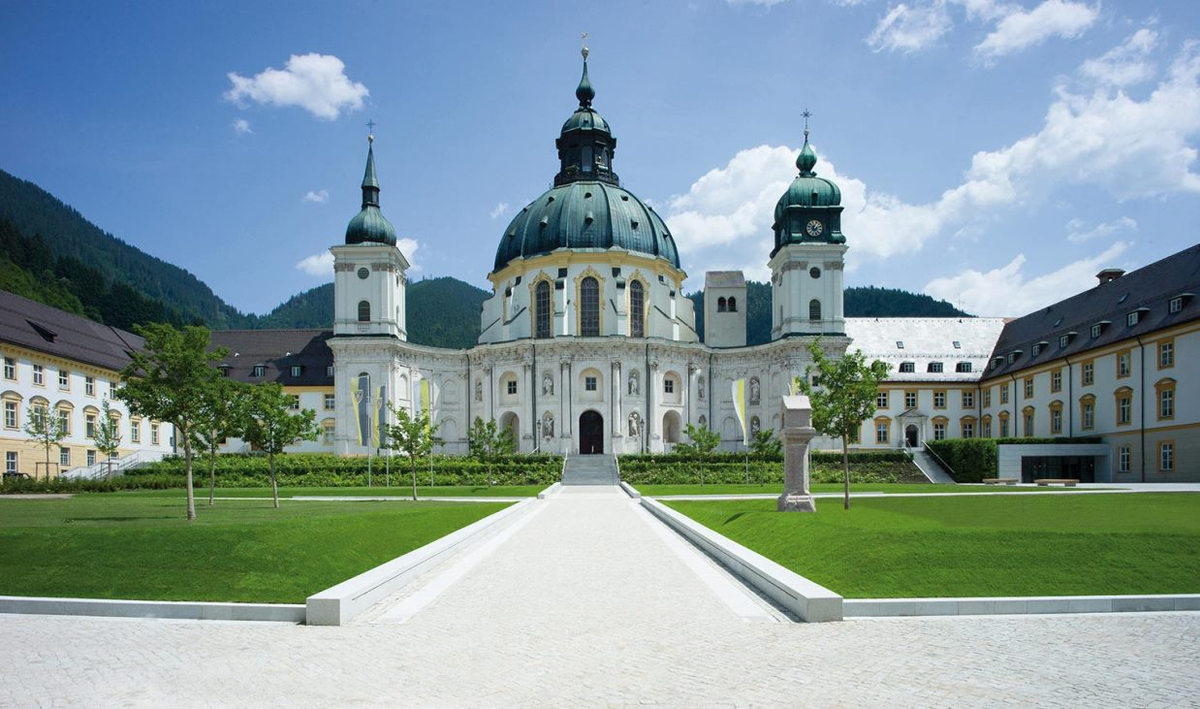 Бенедиктинский монастырь в селе Этталь неподалёку от Линдерхофа, Обераммергау и Гармиш-Партенкирхена в горной части Баварии. Один из крупнейших памятников барокко на юге Германии.