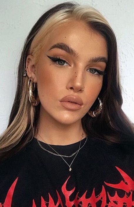 Очень популярный сейчас тренд - высветление прядей у лица. Особенно интересно смотрятся холодные пряди с темными волосами.