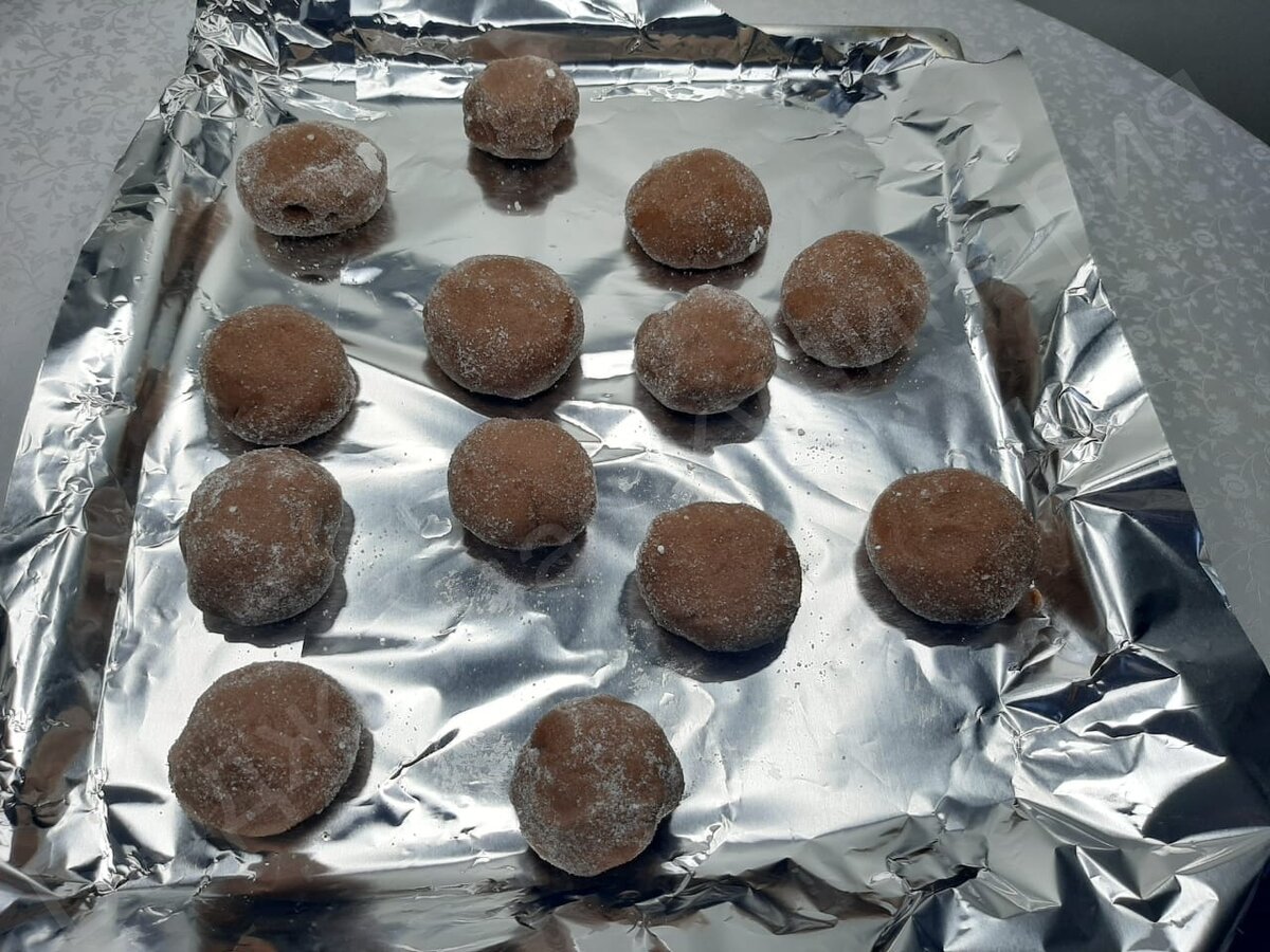 Можно ли тесто в морозилку. Куда надо ложить вкусняшки для домового. форма для кулече бршьшая скрлтко ложить теста грамм. зачем класть формы орешки с тестом в морозилку перед выпеканием.