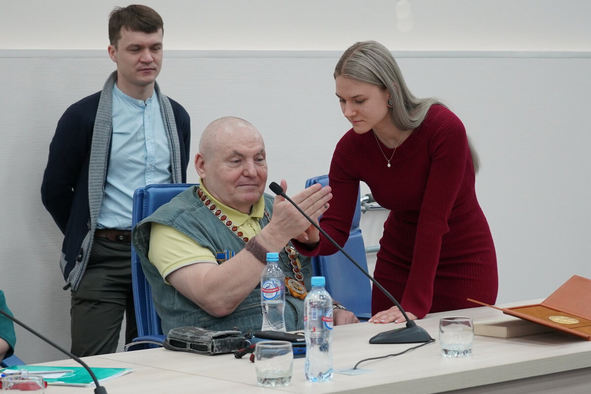 Участник эксперимента доктор психологических наук А.В.Суворов (в центре).Фото взято из открытого источника в Интернете. https://www.pirao.ru/upload/iblock/339/DSC03026.JPG_.JPG