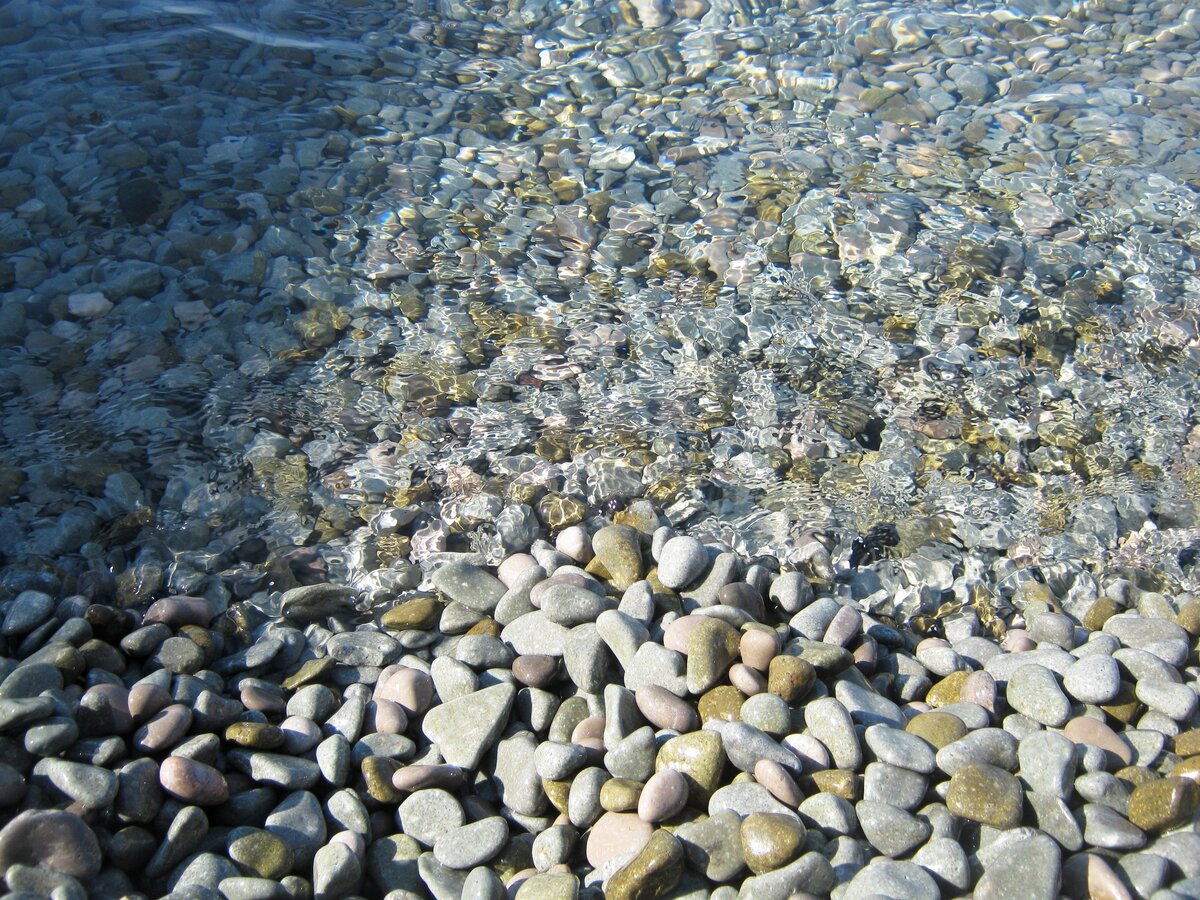 В Крыму большинство пляжей с крупной галькой и прозрачной водой.