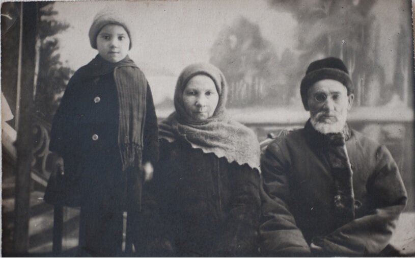 Родители Акдеса вместе с внучкой.  1929 год, СССР.  Их  сын-эмигрант  к тому времени  окончил Стамбульский университет. Но связи с ним уже не было.