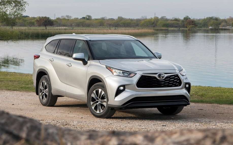Молодежный кроссовер Toyota Highlander, вышедший в 2000 году, подвергся обновлению спустя 6 лет. При взгляде на обновленную модель сразу возникают такие ассоциации, как дерзость, агрессия, строгость и брутальный вид. Автомобиль увеличился в габаритах, что поспособствовало возможности комфортного размещения 8 пассажиров. 
Передняя часть выделяется радиаторной решеткой в форме трапеции. По бокам бампера расположены эффектные проемы воздухозаборников, которые дополнены противотуманными фарами. В верхней части решетки расположился шильдик компании с горизонтальными хромированными полосками. Новый кузов эффектно выделяет кроссовер среди таких конкурентов, как Фольксваген Тигуан, Форд Эксплорер и Ниссан Патрол.