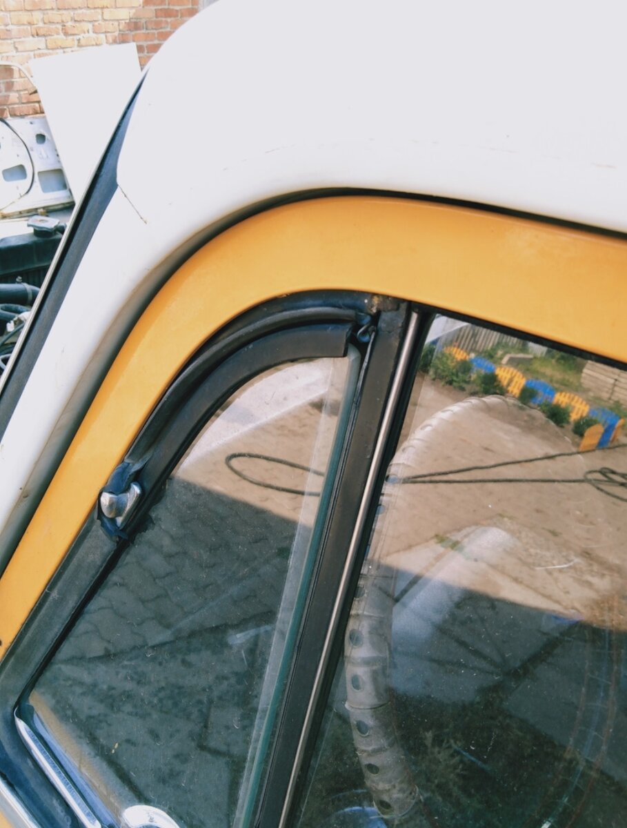 Новая дверь: резинка прилегает, и на том спасибо