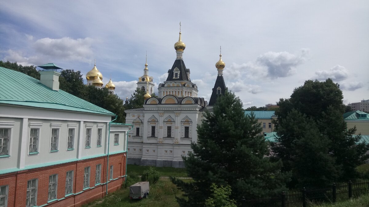 Дмитровский кремль с земляного вала. По центру - Елизаветинская церковь