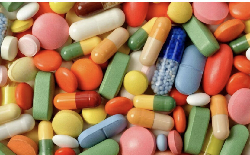 Многочисленные цветные таблетки лучше заменить на овощи и фрукты.