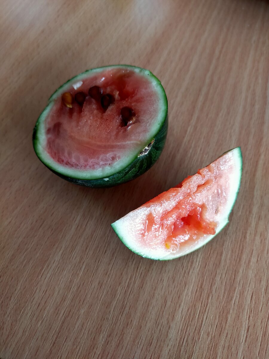 Очень вкусным арбузом угостил меня мой папа!