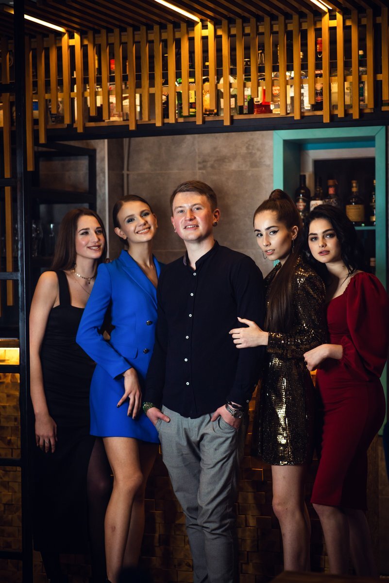 Кадры со съемок коллаборация салона Персона, Чайно-Кальянного Дома 1812, модельного агенства и магазин вечерних платьев.