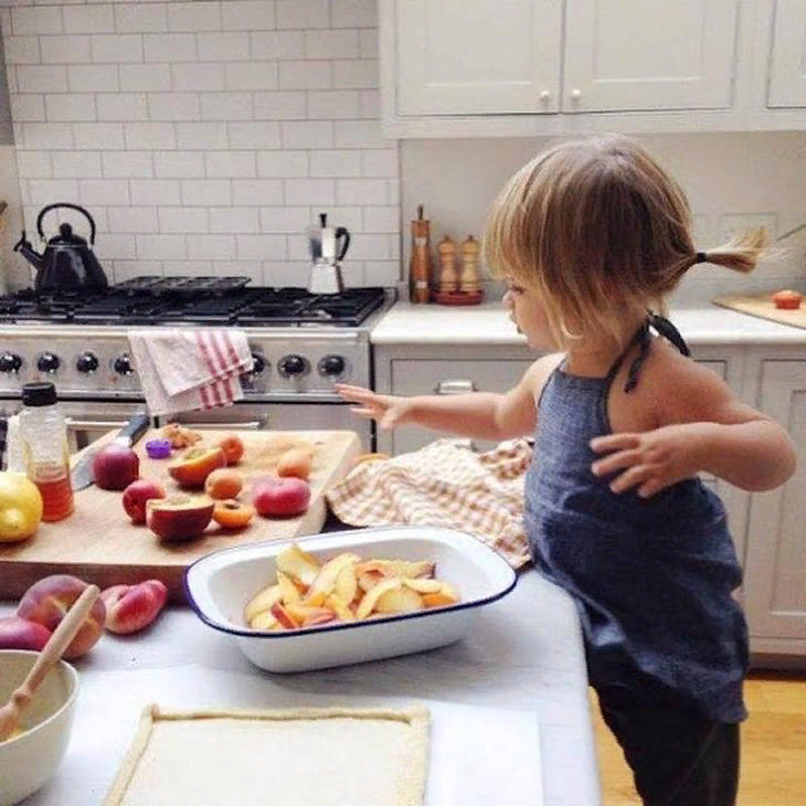 Кухня для детей. Готовка с детьми на кухне. Фотосессия малыша на кухне. Дети играются на кухне. Что можно делать вместе
