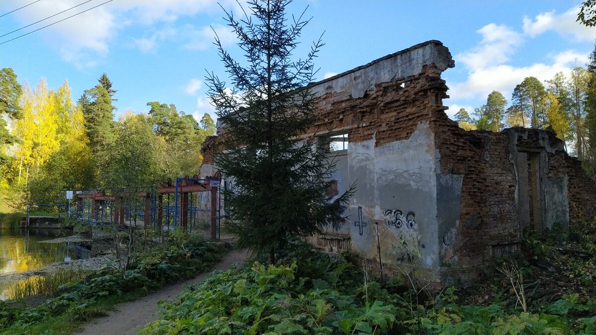 Здание ГЭС стоит в руинах  ➡