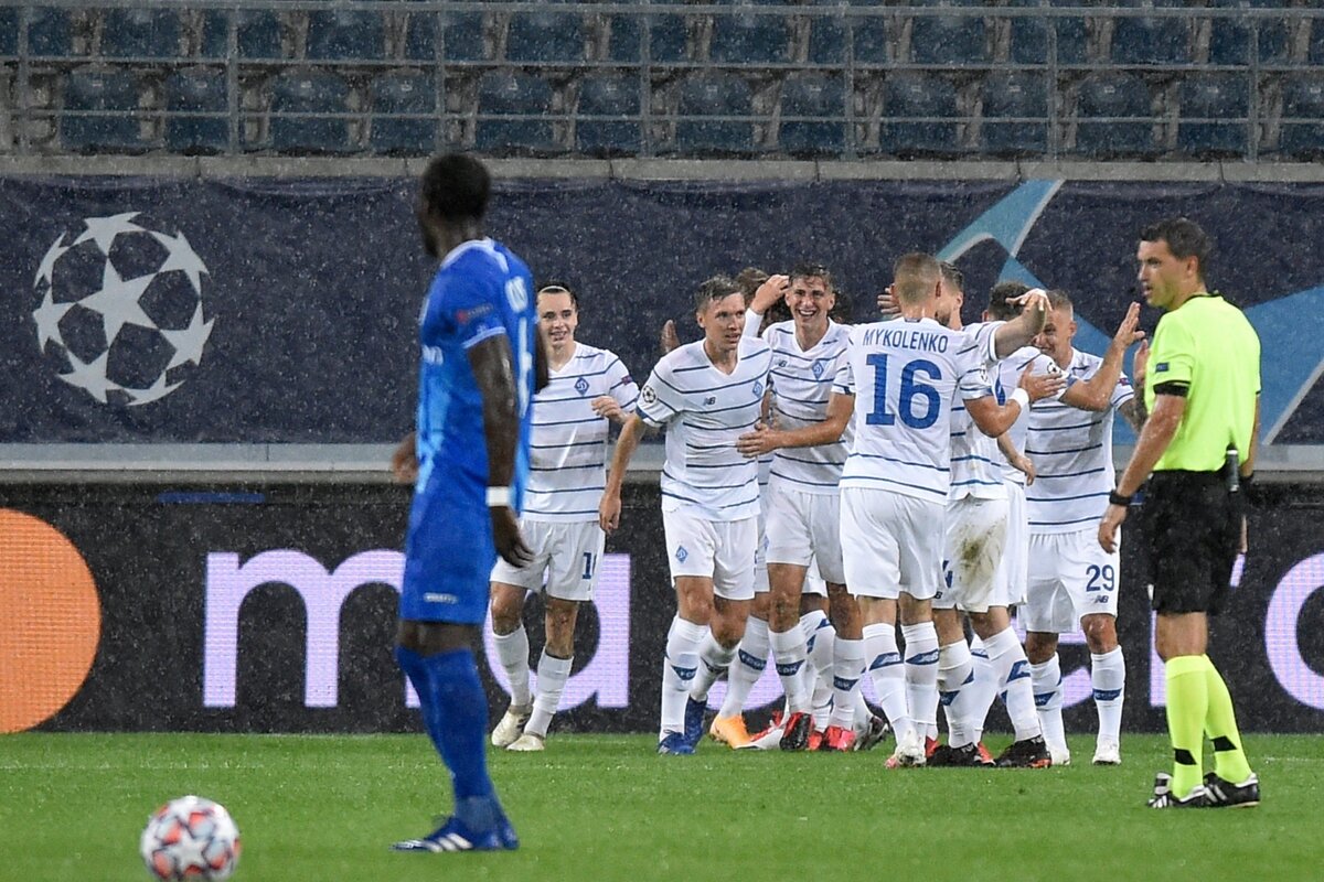 Динамовцы празднуют забитый мяч