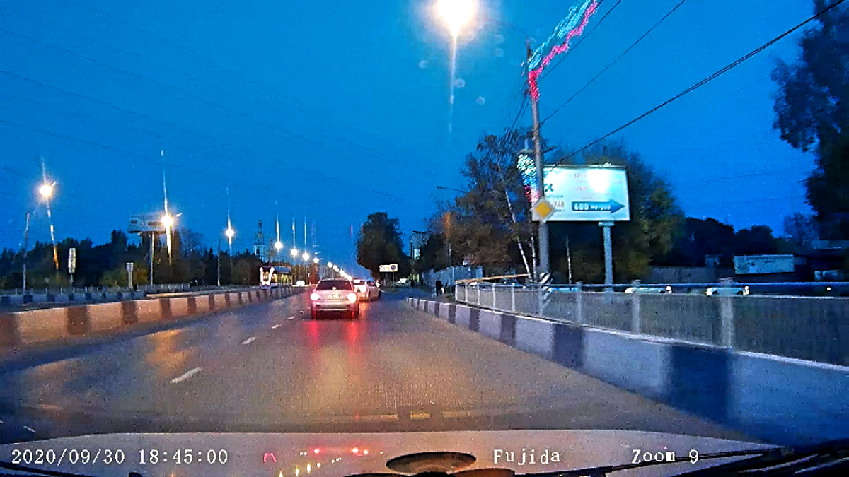 поворачивает с большого радиуса