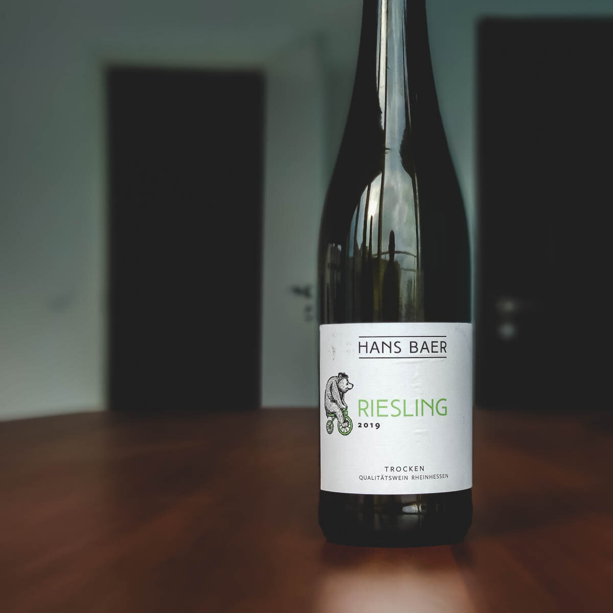 Hans baer riesling. Ханс Байер Рислинг. Вино Ханс Баер Рислинг. Ханс Баер Рислинг белое полусухое. Ханс Байер Рислинг белое.