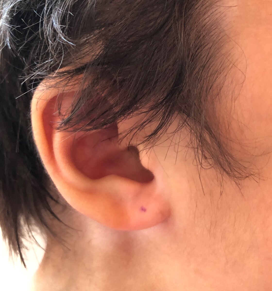 Фото автора. По воле случая у дочки короткие волосы, «под мальчишку». Часто за мальчишку и принимают, даже несмотря на розовые детали в одежде. Собственно, это тоже повлияло на решение проколоть ушки. 