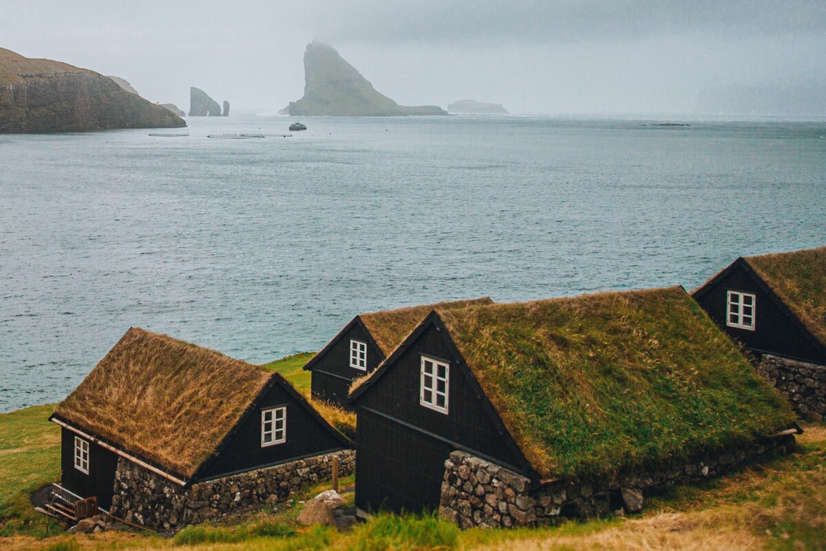 Дом island. Рунавик Фарерские острова. Kirkjubøargarður Фарерские острова. Фарерские острова, Рунавик острова порт. Фарерские острова Рунавуйк порт.