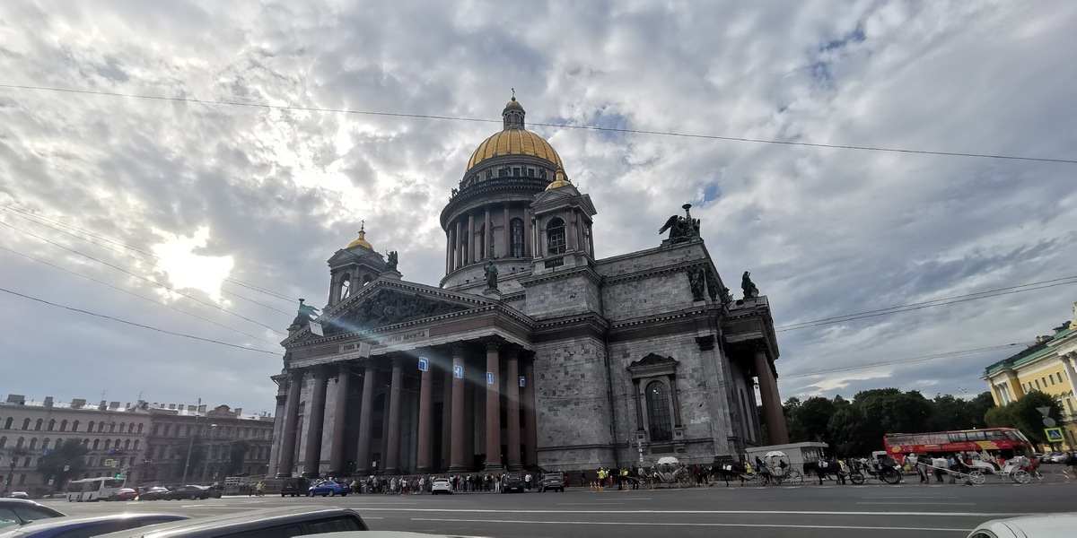 Исаакиевский собор, внутри он выглядит еще впечатляющей.