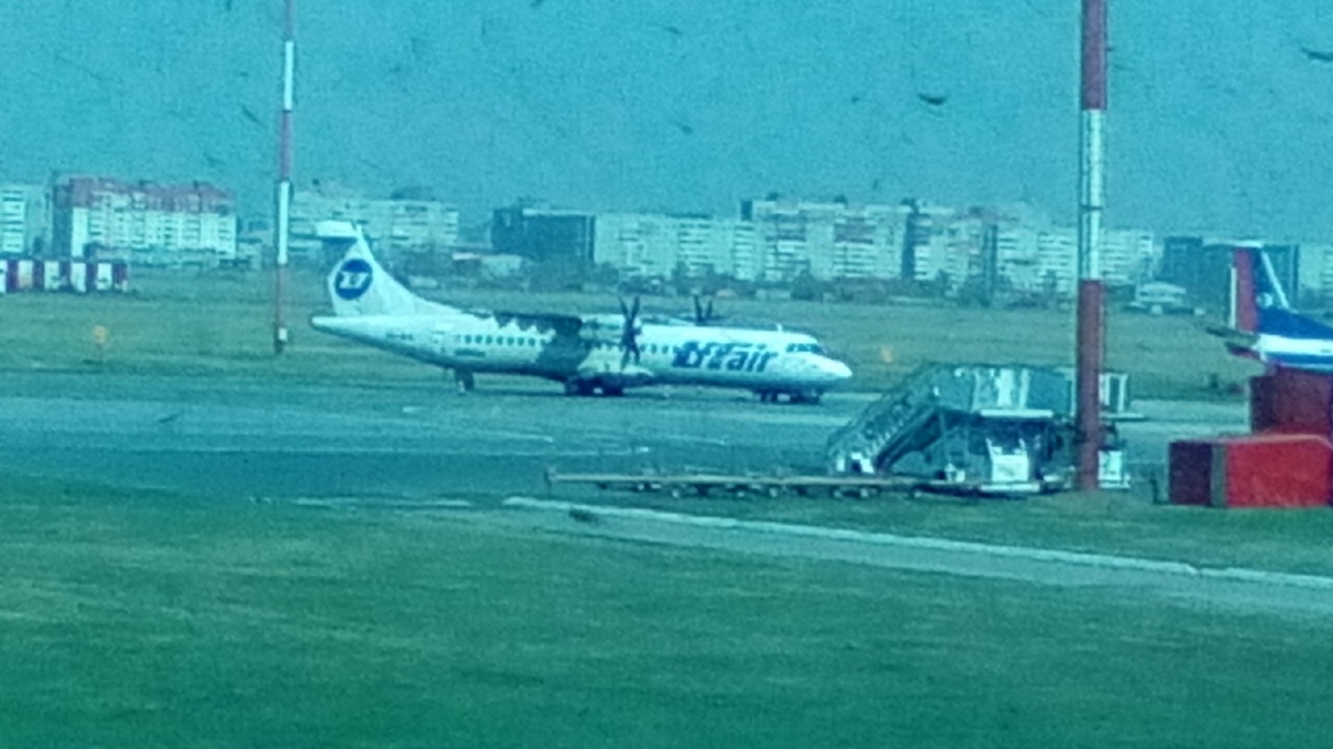 Фото сделано мной из здания аэропорта г.Омска. Самолет ATR -72500