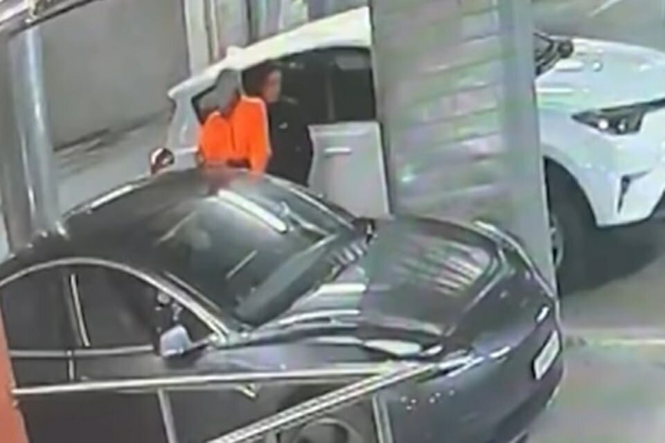На камерах видно как два парня накоадывают на Tesla свою преступную лапу