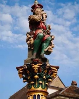 Странная скульптура в Берне.