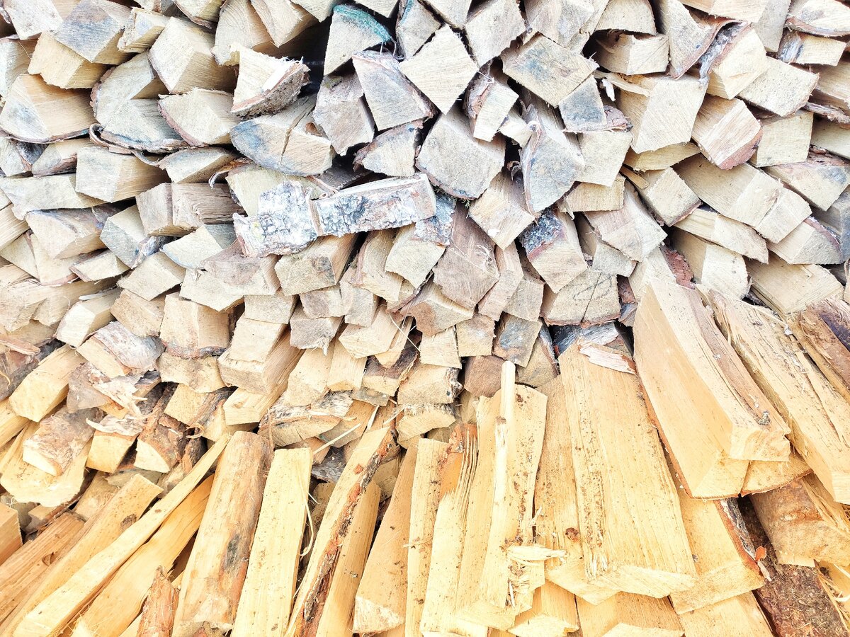 Это дрова. Лев Толстой каждое утро начинал с физического труда. Зимой носил дрова и воду. Слуги были, но он сам носил