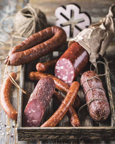 По ГОСТу — стандарту для колбасы высокого качества — в сервелате должна быть говядина, жирная и нежирная свинина 