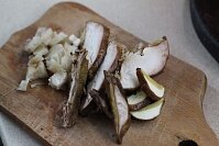  Сперва следует промыть и зачистить белые грибы от соринок и почвы. Промыть продукт и нашинковать толстыми пластинками.