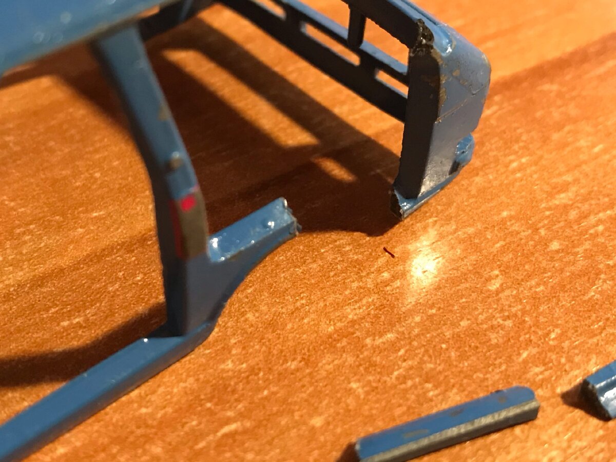 Из-за цинковой чумы обламились арка и стойки.