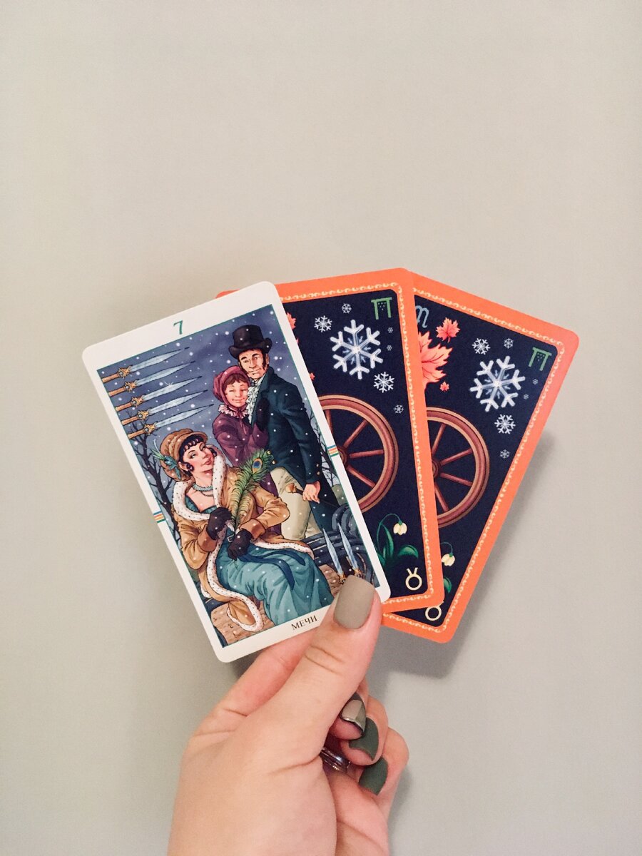 холодный мужчина. двое думают друг о друге. парень с ноутбуком. грустный человек. парень в зимней куртке.