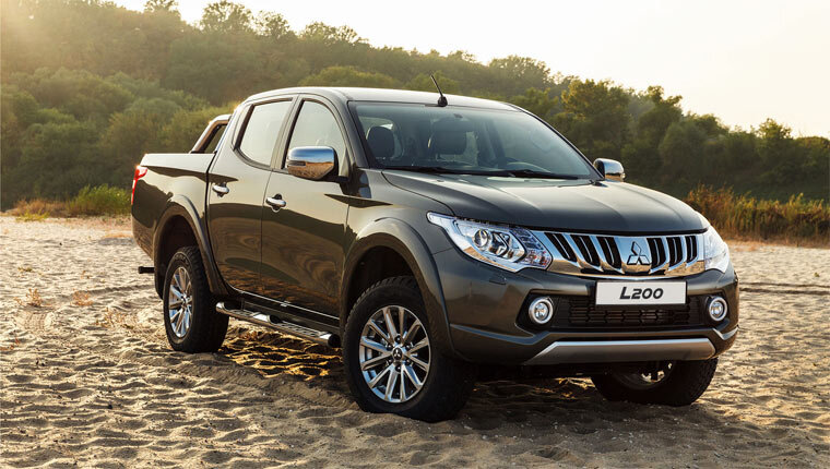 Открывает наш рейтинг пикапов Mitsubishi L200. Этот представитель японской марки очень популярен в России. Его выбирают за высокий клиренс и компактность. Есть разновидности этого пикапа с 2 или 4 дверями. Мощный, но экономичный 2,5-литровый двигатель хорошо подходит для российских реалий. Его можно эксплуатировать в условиях полного бездорожья.