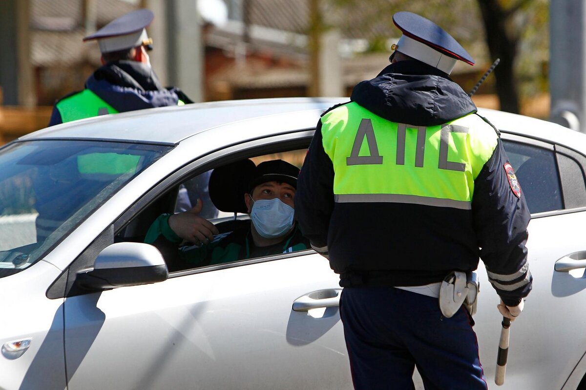 Полиция вскрывает автомобиль