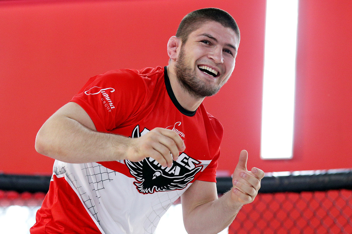 На фотографии Хабиб Нурмагомедов. Боец UFC.