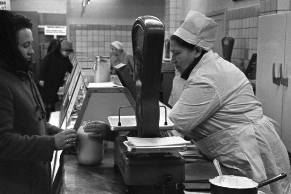 примерно так оно и было, только с длиннющей очередью)) фото для иллюстрации https://zagony.ru/admin_new/foto/2011-6-1/1306922989/nazad_v_sssr_19_foto__tekst_16.jpg