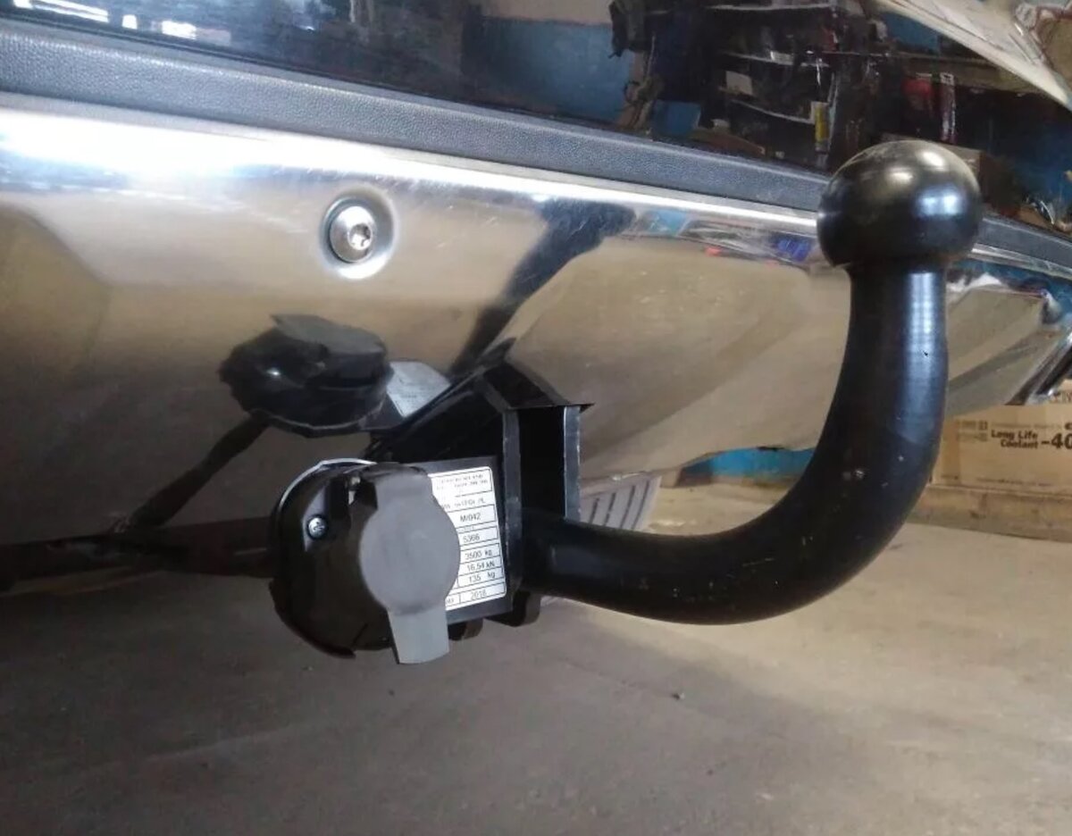 Европейский тип фаркопа. Наконечник с шаром имеет жесткое крепление с рамой фаркопа