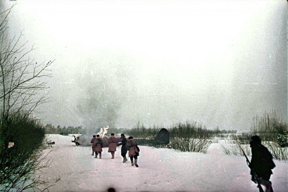 Бойцы подбегают к упавшему немецкому самолету. Автор: А. Гаранин. Источник: goskatalog.ru. Фотография использована в качестве иллюстрации.