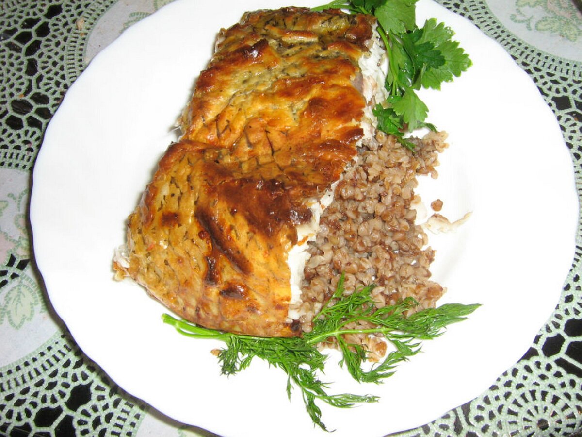 Лещ, запечённый с гречневой кашей.