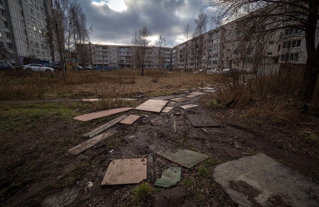 Черный двор без. Вышний Волочек нищета. Варламов Вышний Волочек. Страшный двор. Двор в России ужасный.