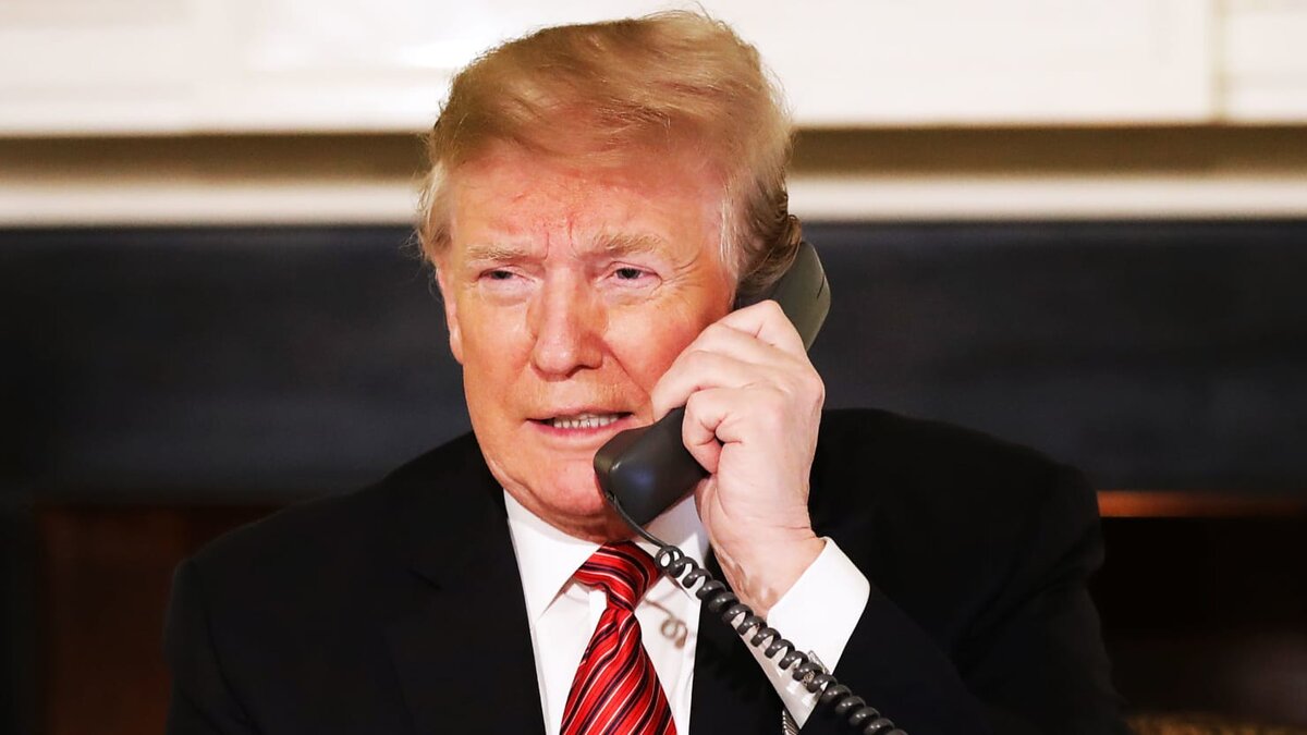 Президент США Дональд Трамп приставал и умолял главу предвыборного штаба Джорджии отменить победу Джо Байдена в штате, предложив в телефонном разговоре, чтобы чиновник "нашел" достаточно голосов, чтобы вручить Трампу победу.