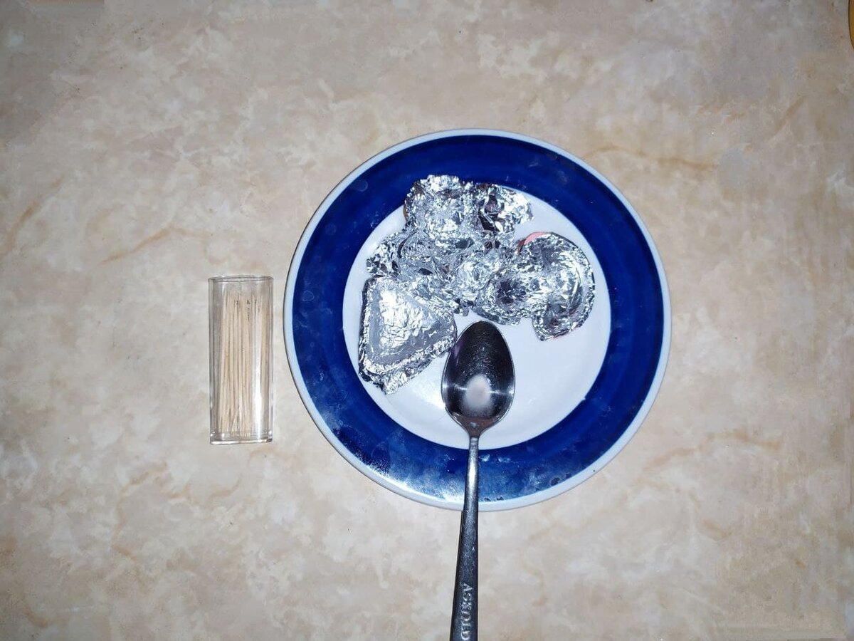 Подготовил самодельные формочки и ложку, а также палочки