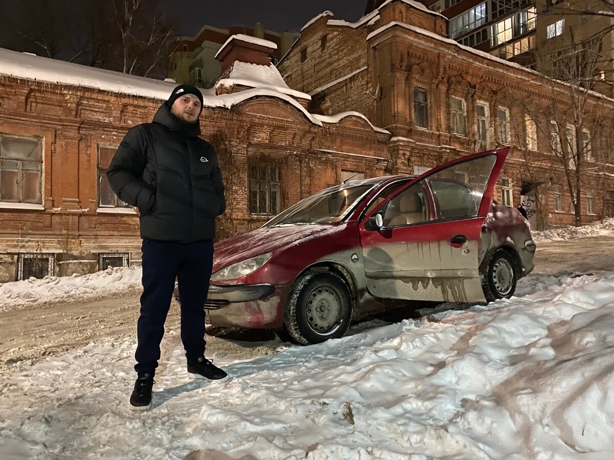 Я в Саратове, позади машина Peugeot 