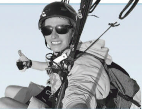 Тео де Блик самостоятельно летает на параплане с 12 лет. Член сборной команды Франции по Акробатике на параплане. Золотой призёр Всемирных воздушных игр ФАИ, серебряный призёр Чемпионата мира по акробатике на параплане в полётах дуэтом, постоянно занимает призовые месте в Кубке мира по акробатике. Живет в Chambery, Франция.