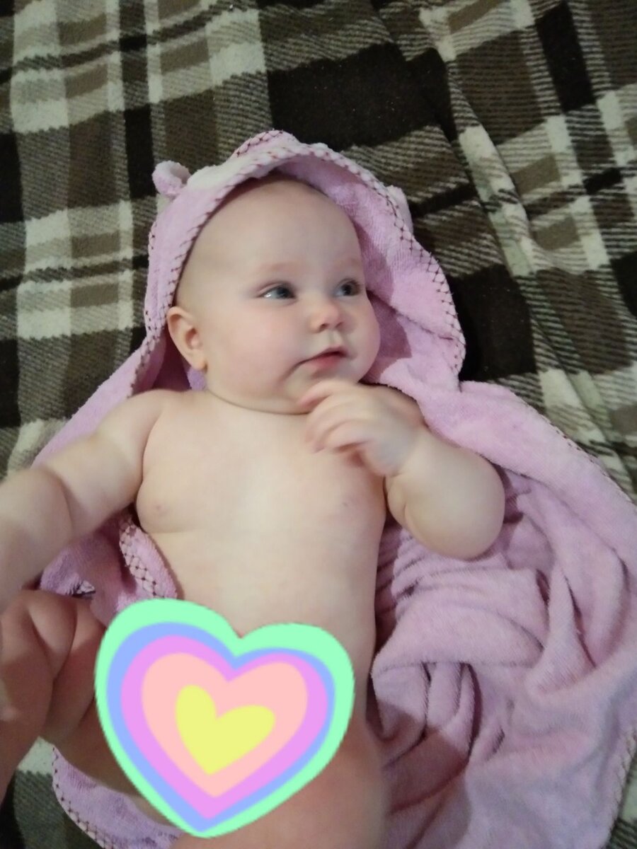 Даже ребенок задумался, удобно ли ему в таком полотенце)))