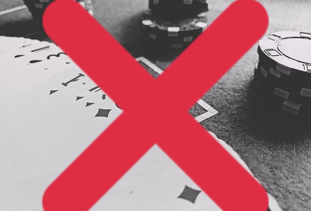 Карты и фишки. Источник: pexels.com