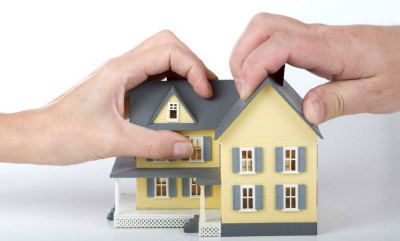 Зачастую раздел имущества в натуре не возможен, поэтому при разделе автомобиля или квартиры суд присуждает одному из супругов право собственности на делимое имущество, а другому компенсацию в виде суммы финансовых средств от того супруга, который получил данное имущество