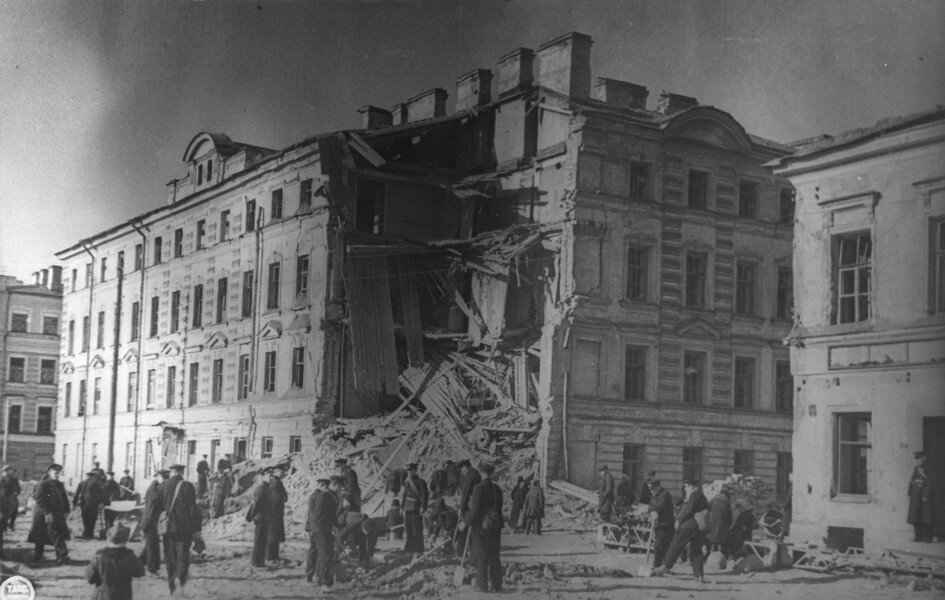 Разбор развалин здания на улице Интернациональной после попадания бомбы, сброшенной немецкой авиацией. Кронштадт. 1941 год. Фото сделано Н. Яновым